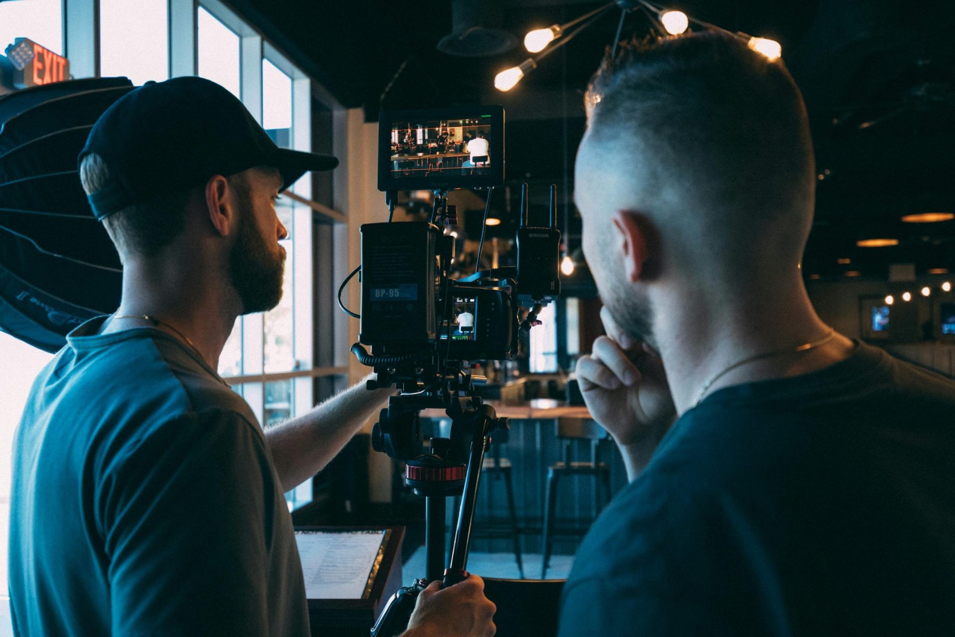 Deux hommes affinent les réglages d'une caméra avant un tournage