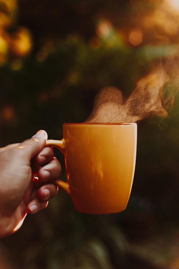 Une tasse de café tendue pour démontrer l'accompagnement offert par Elan Films