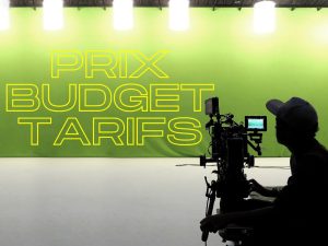 tournage en studio avec les mots prix, tarifs et budget écrits sur un fond vert