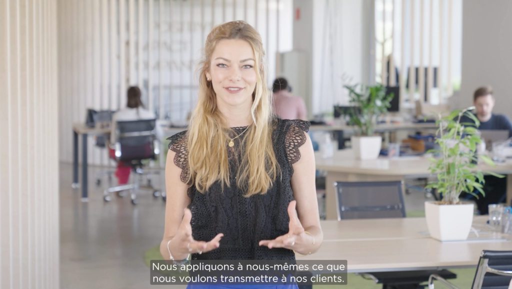 Une femme est interviewé dans un décor corporate réel